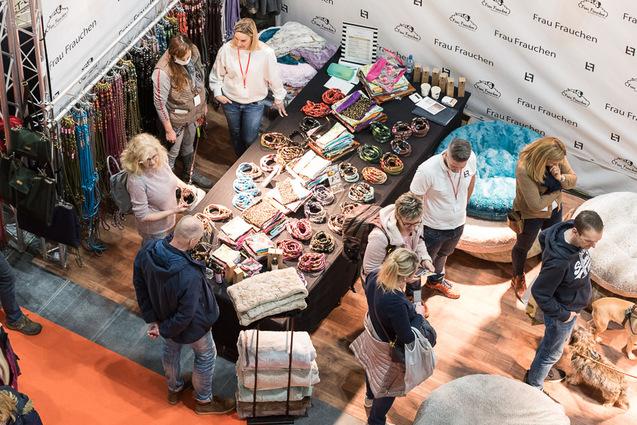 Messestand mit Halsbaender