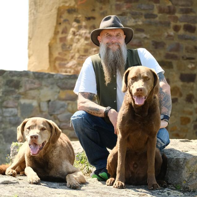 Holger Schueler mit seinen zwei Hunden