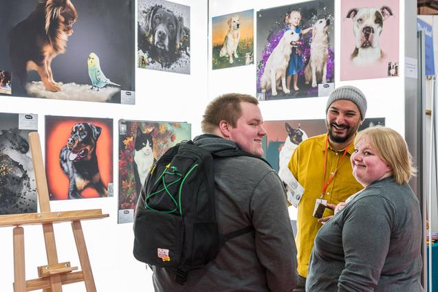 Messestand mit gemalten Hundebildern